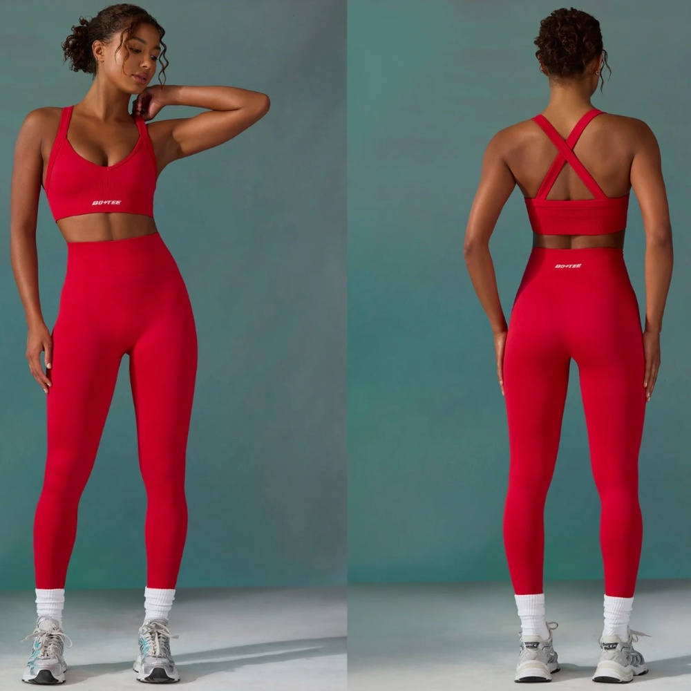 Super Sculpt Seamless Cross Back Sports Bra in Tango Red